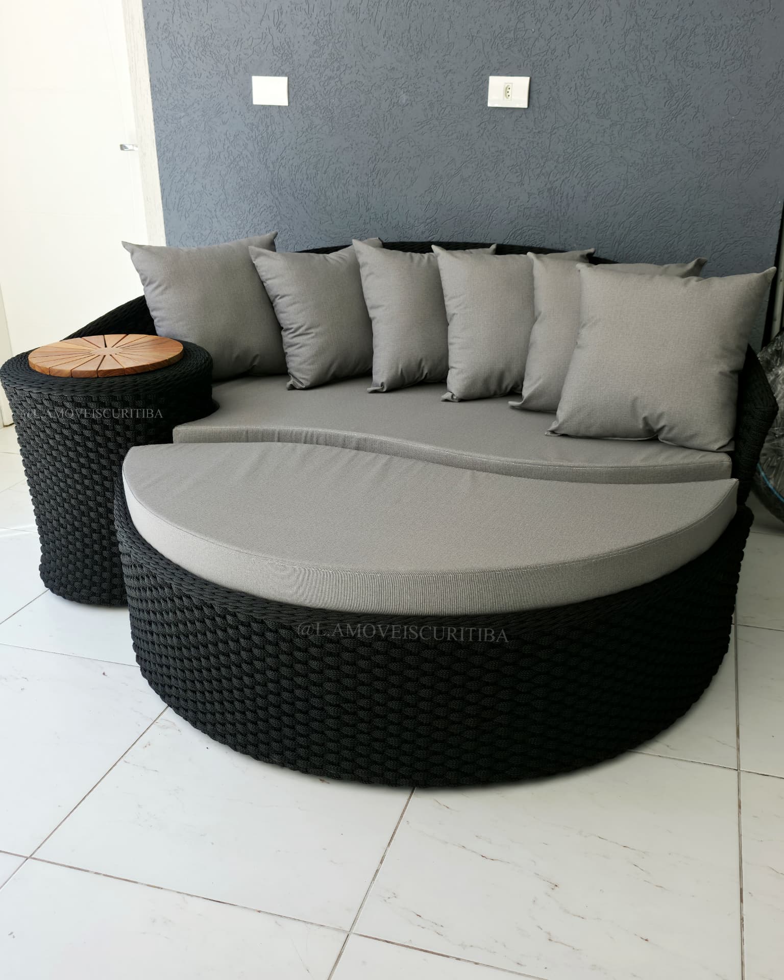 Móvel na cor Preto